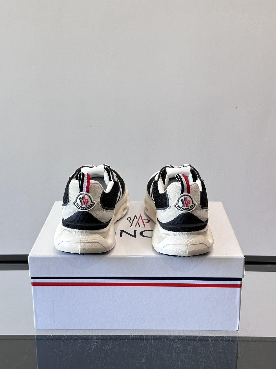 Moncler这款运动鞋采用撞色设计，鞋面网布➕牛皮革拼接，透气又有支撑力。侧面大“M”标志超有辨识度，