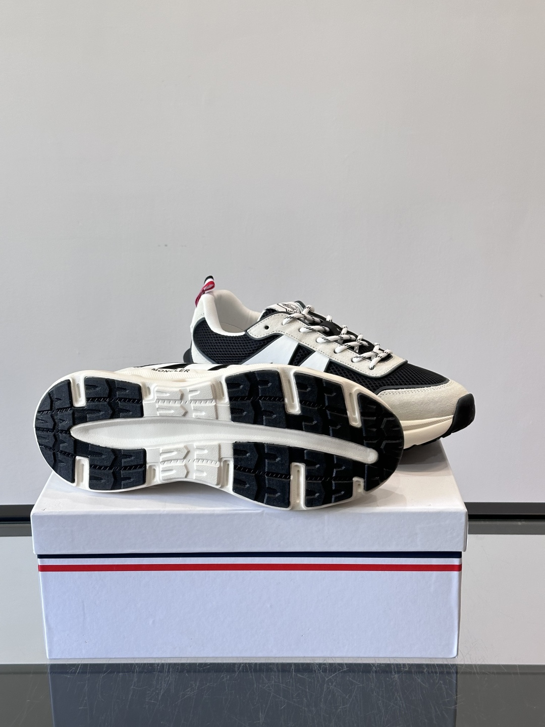 Moncler这款运动鞋采用撞色设计，鞋面网布➕牛皮革拼接，透气又有支撑力。侧面大“M”标志超有辨识度，