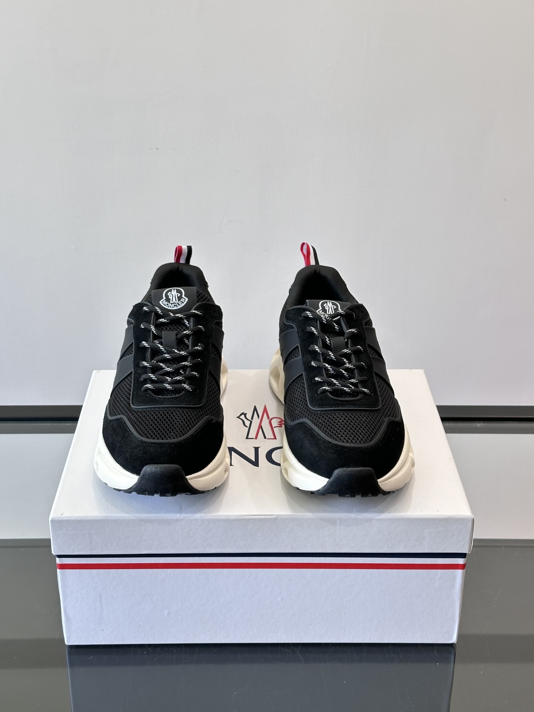 Moncler这款运动鞋采用撞色设计，鞋面网布➕牛皮革拼接，透气又有支撑力。侧面大“M”标志超有辨识度，