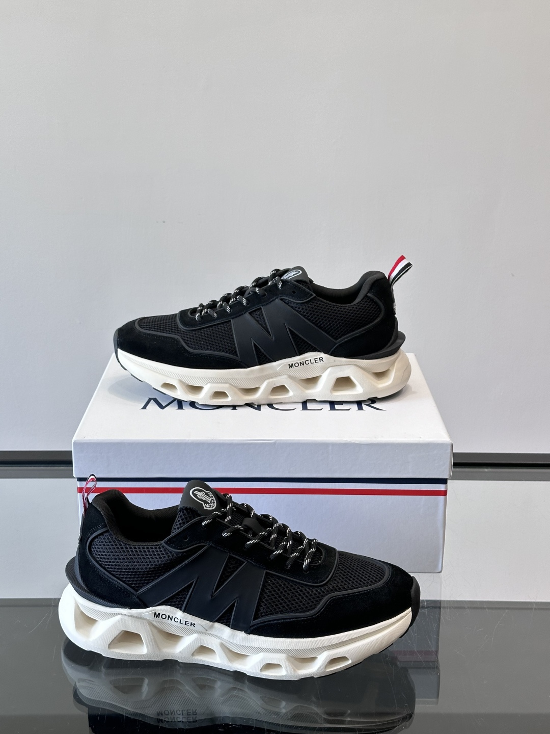 Moncler这款运动鞋采用撞色设计，鞋面网布➕牛皮革拼接，透气又有支撑力。侧面大“M”标志超有辨识度，