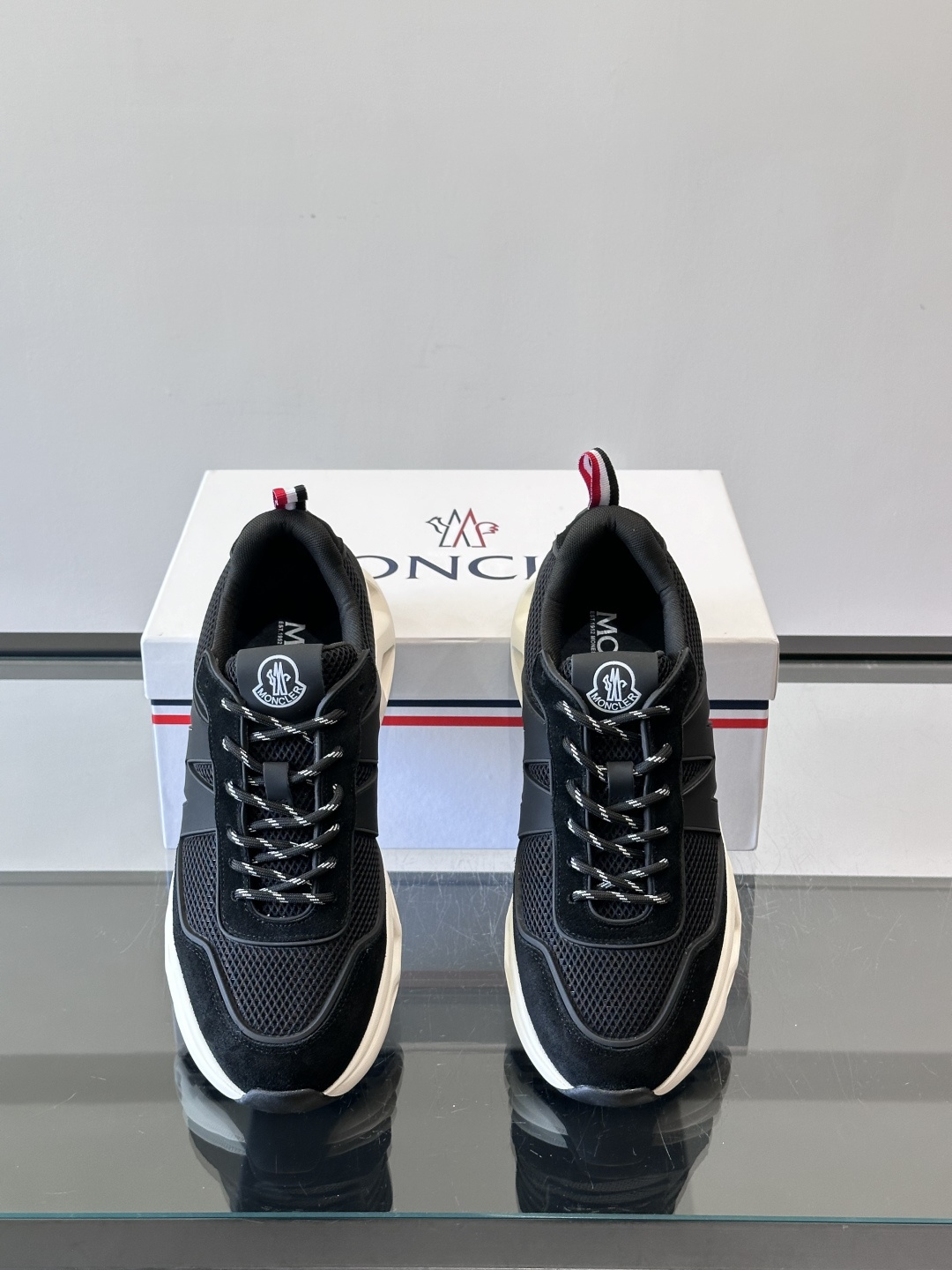 Moncler这款运动鞋采用撞色设计，鞋面网布➕牛皮革拼接，透气又有支撑力。侧面大“M”标志超有辨识度，