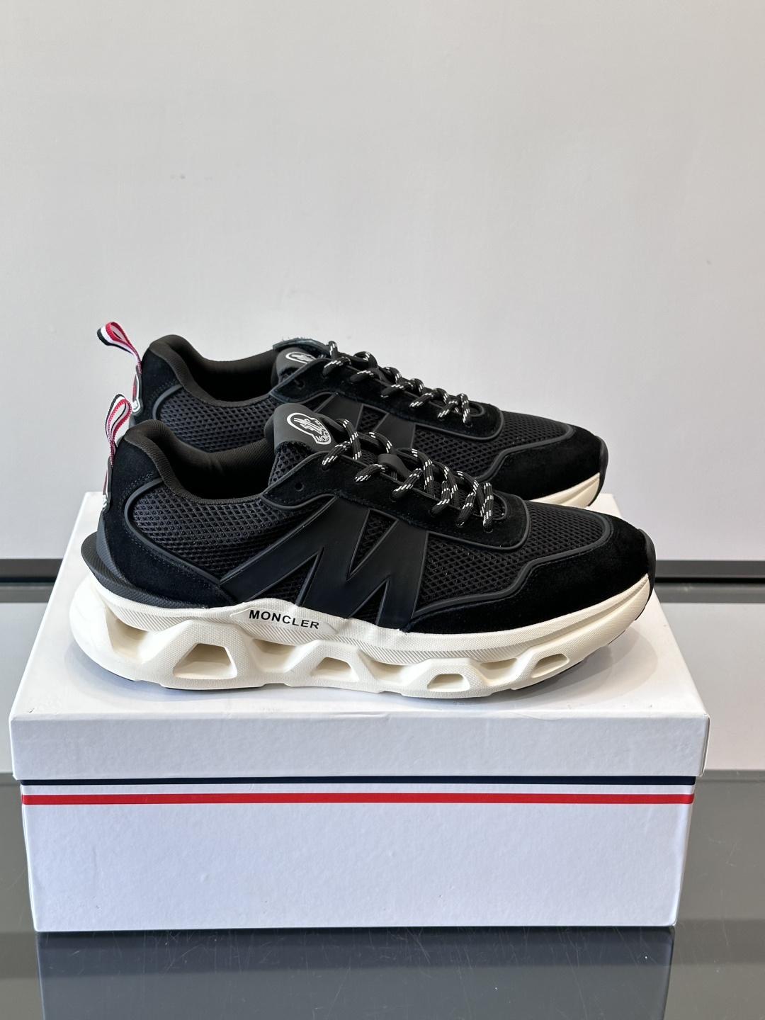 Moncler这款运动鞋采用撞色设计，鞋面网布➕牛皮革拼接，透气又有支撑力。侧面大“M”标志超有辨识度，