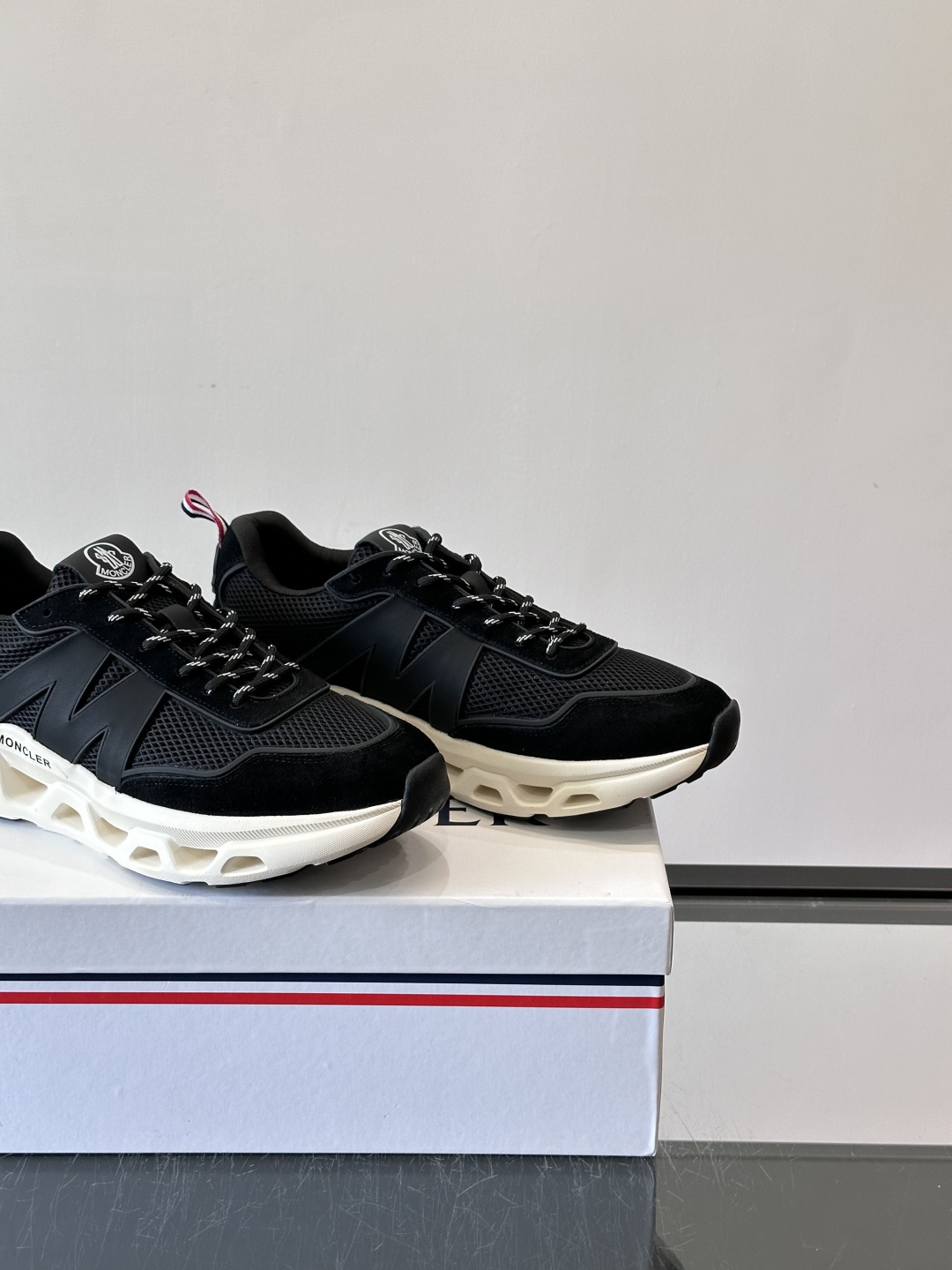 Moncler这款运动鞋采用撞色设计，鞋面网布➕牛皮革拼接，透气又有支撑力。侧面大“M”标志超有辨识度，