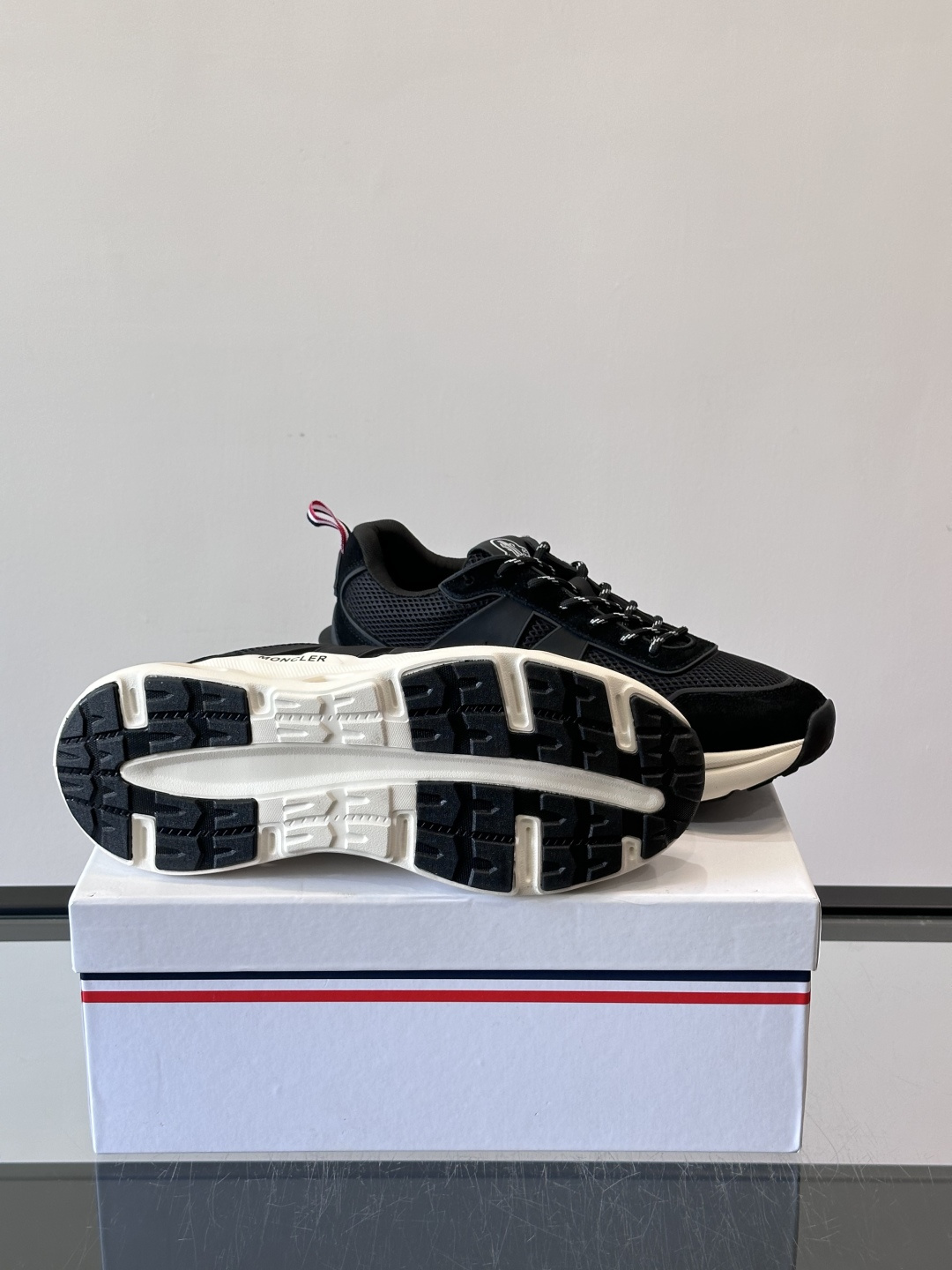 Moncler这款运动鞋采用撞色设计，鞋面网布➕牛皮革拼接，透气又有支撑力。侧面大“M”标志超有辨识度，