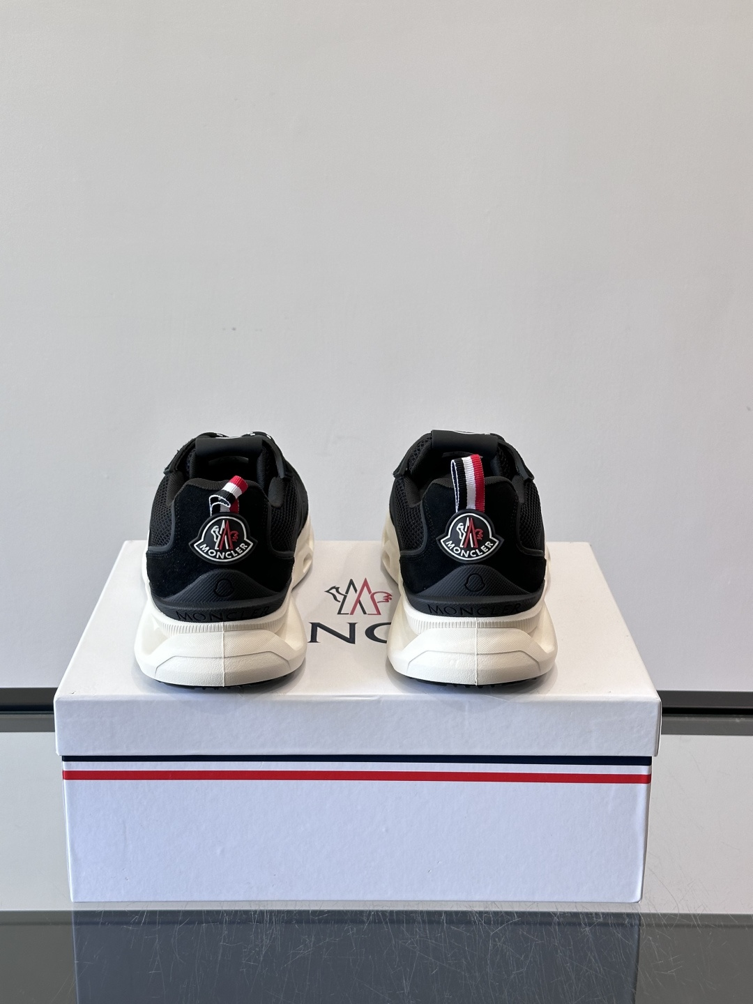 Moncler这款运动鞋采用撞色设计，鞋面网布➕牛皮革拼接，透气又有支撑力。侧面大“M”标志超有辨识度，