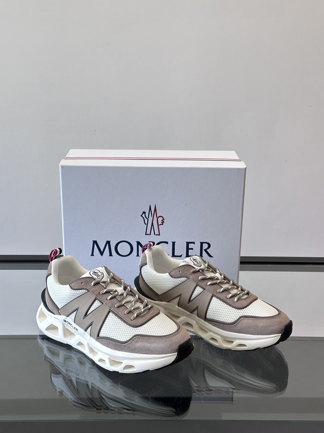 Moncler这款运动鞋采用撞色设计，鞋面网布➕牛皮革拼接，透气又有支撑力。侧面大“M”标志超有辨识度，