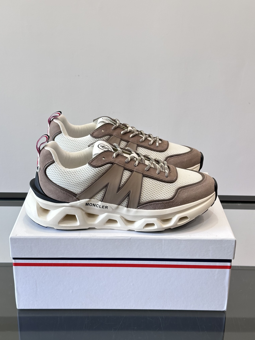 Moncler这款运动鞋采用撞色设计，鞋面网布➕牛皮革拼接，透气又有支撑力。侧面大“M”标志超有辨识度，