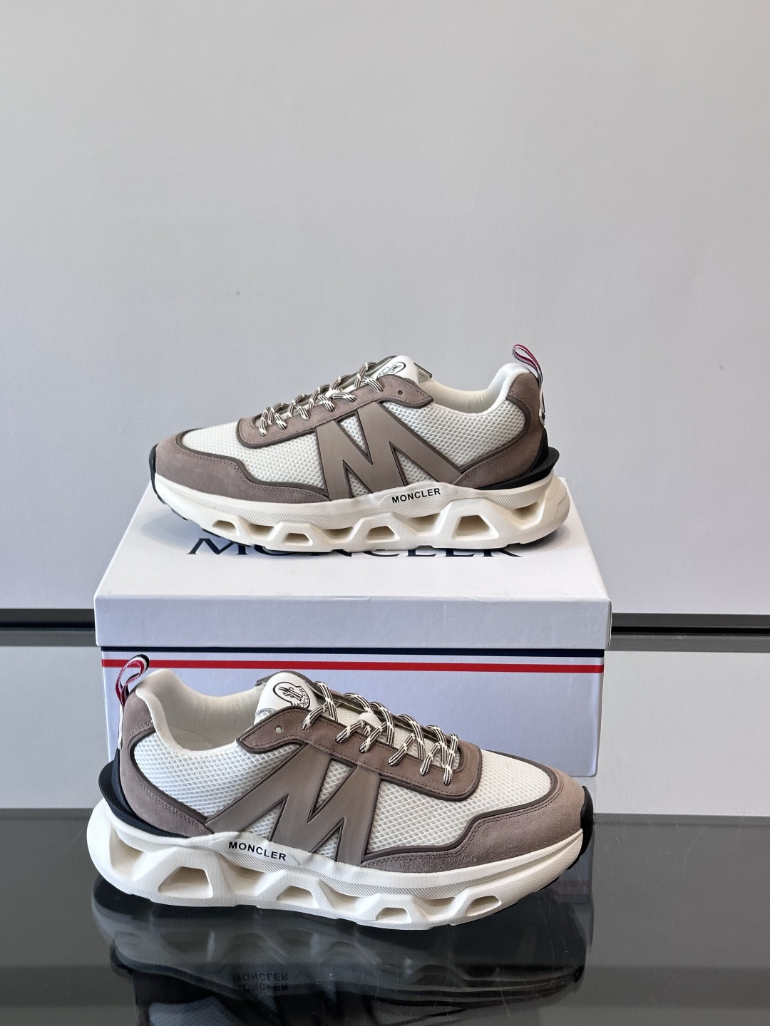 Moncler这款运动鞋采用撞色设计，鞋面网布➕牛皮革拼接，透气又有支撑力。侧面大“M”标志超有辨识度，