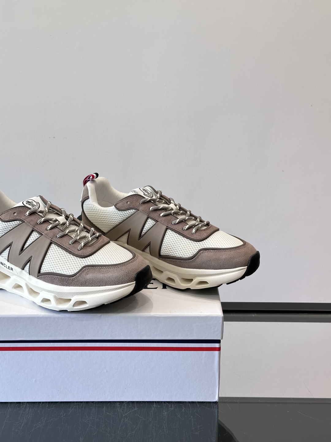Moncler这款运动鞋采用撞色设计，鞋面网布➕牛皮革拼接，透气又有支撑力。侧面大“M”标志超有辨识度，