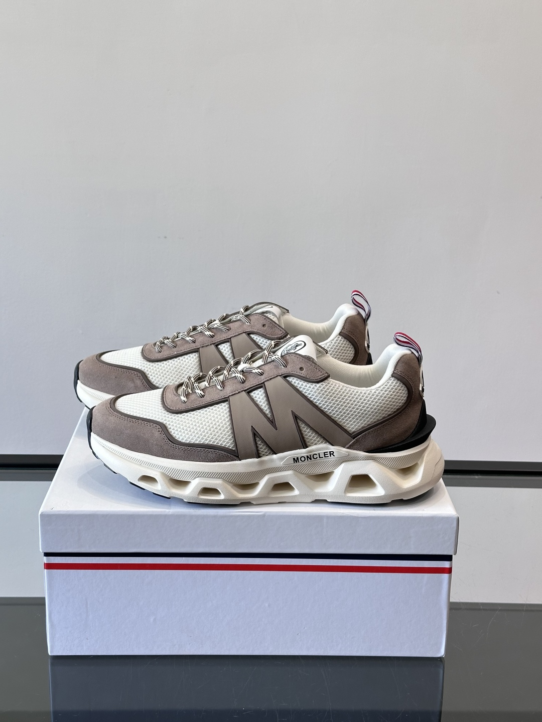 Moncler这款运动鞋采用撞色设计，鞋面网布➕牛皮革拼接，透气又有支撑力。侧面大“M”标志超有辨识度，