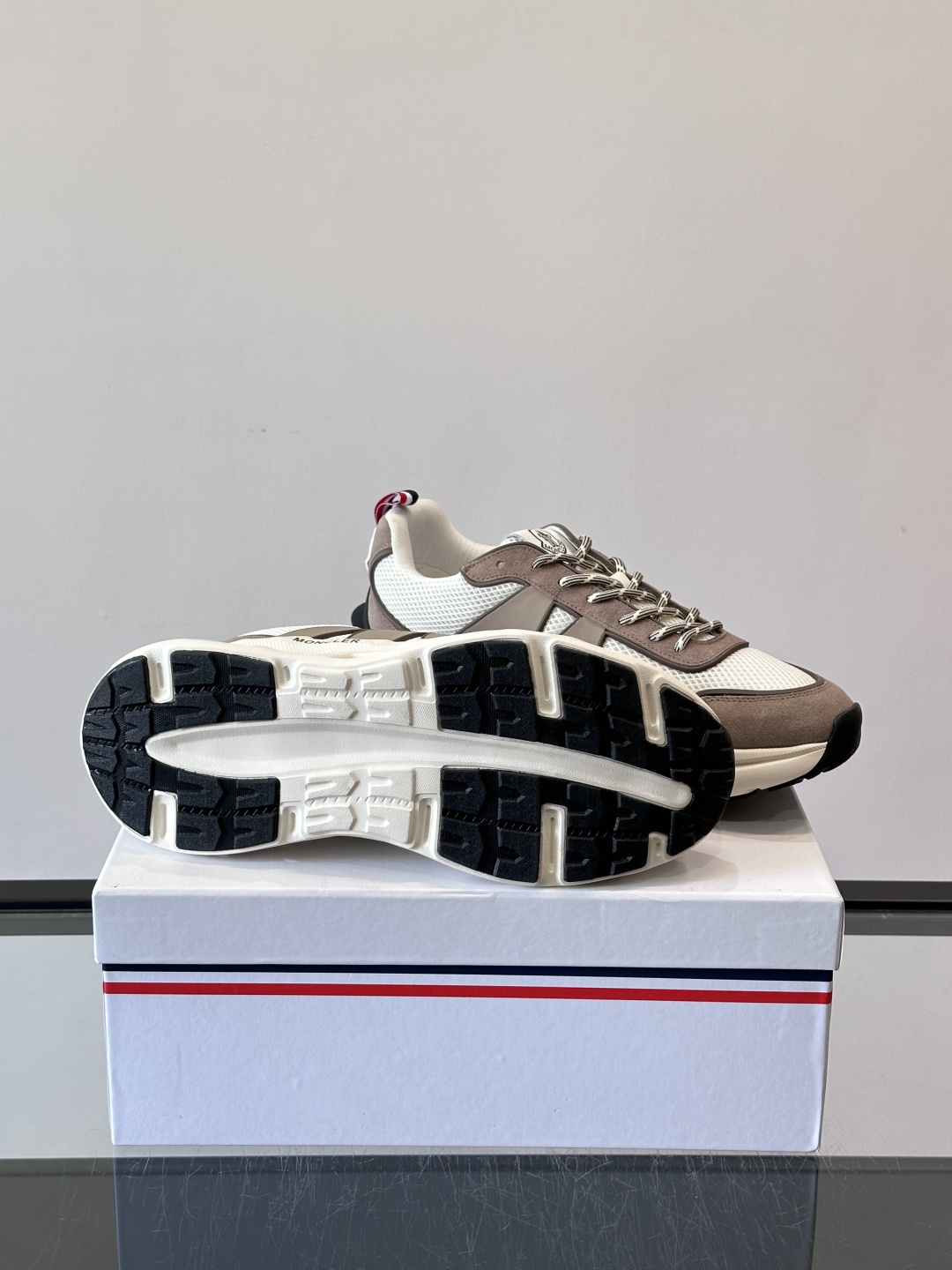 Moncler这款运动鞋采用撞色设计，鞋面网布➕牛皮革拼接，透气又有支撑力。侧面大“M”标志超有辨识度，