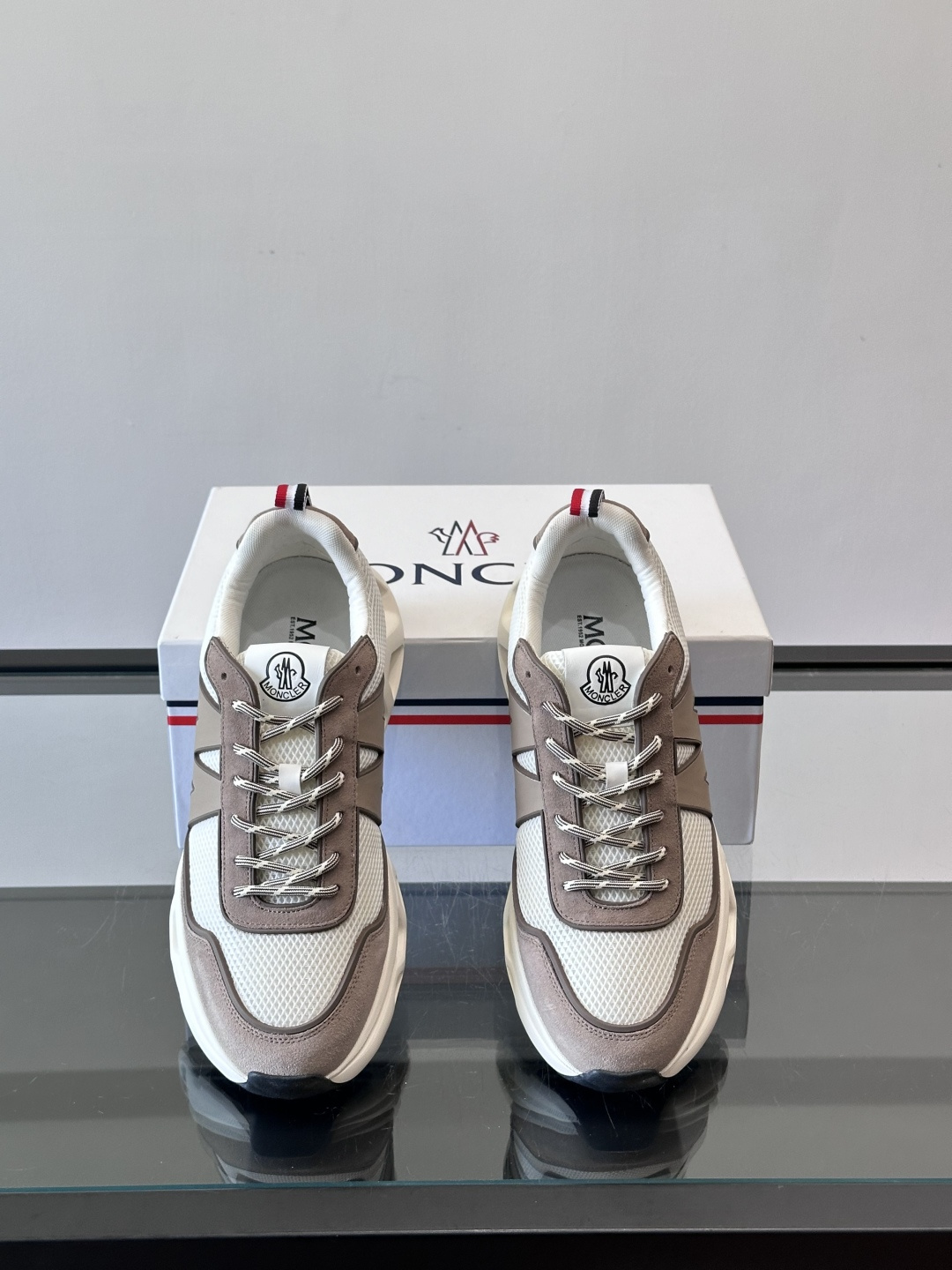 Moncler这款运动鞋采用撞色设计，鞋面网布➕牛皮革拼接，透气又有支撑力。侧面大“M”标志超有辨识度，