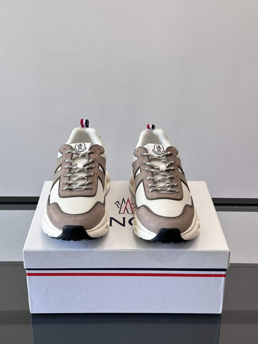 Moncler这款运动鞋采用撞色设计，鞋面网布➕牛皮革拼接，透气又有支撑力。侧面大“M”标志超有辨识度，