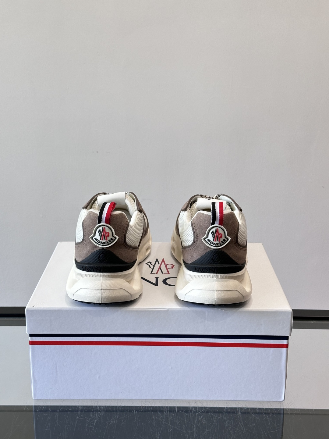 Moncler这款运动鞋采用撞色设计，鞋面网布➕牛皮革拼接，透气又有支撑力。侧面大“M”标志超有辨识度，