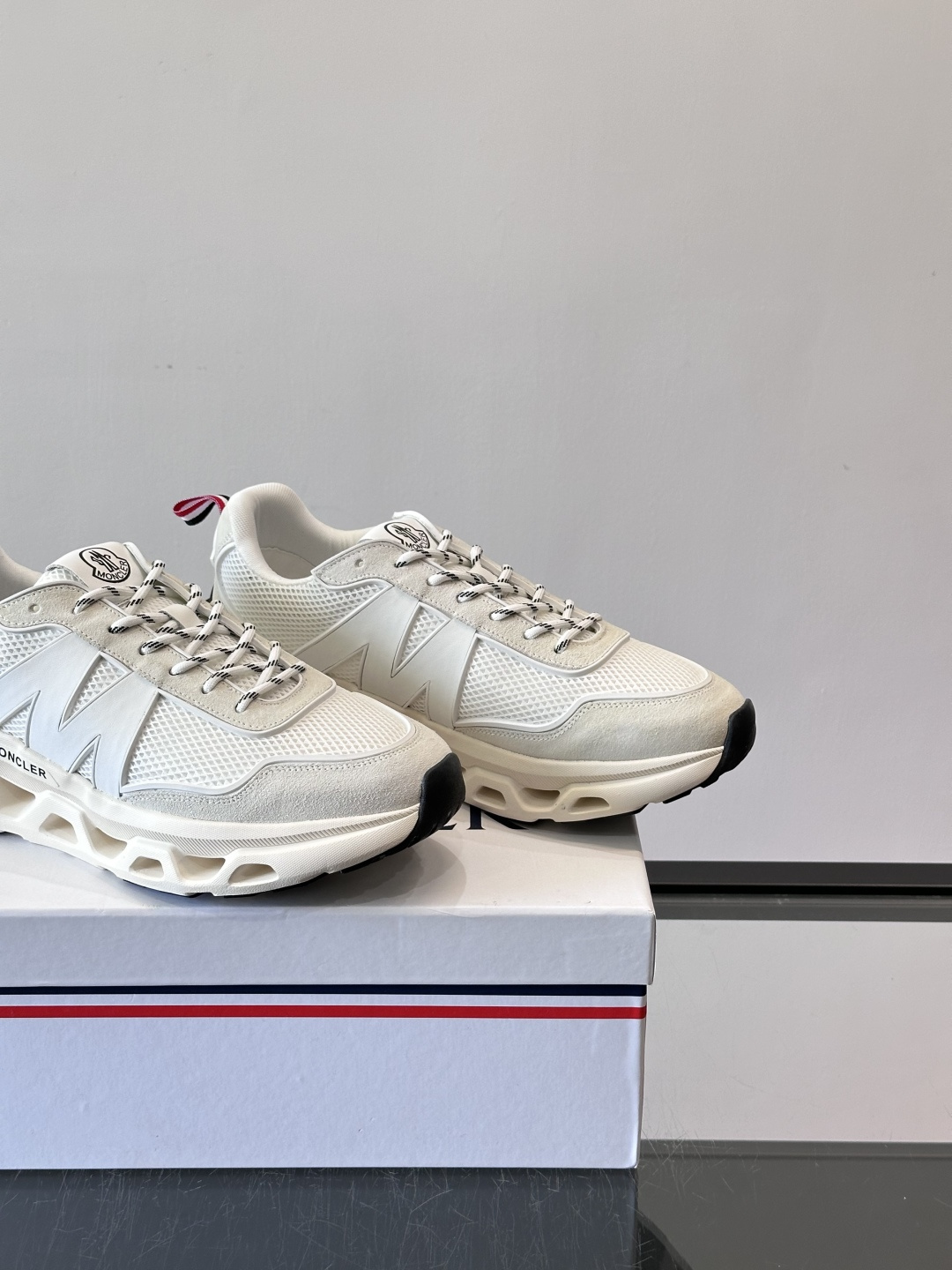 Moncler这款运动鞋采用撞色设计，鞋面网布➕牛皮革拼接，透气又有支撑力。侧面大“M”标志超有辨识度，