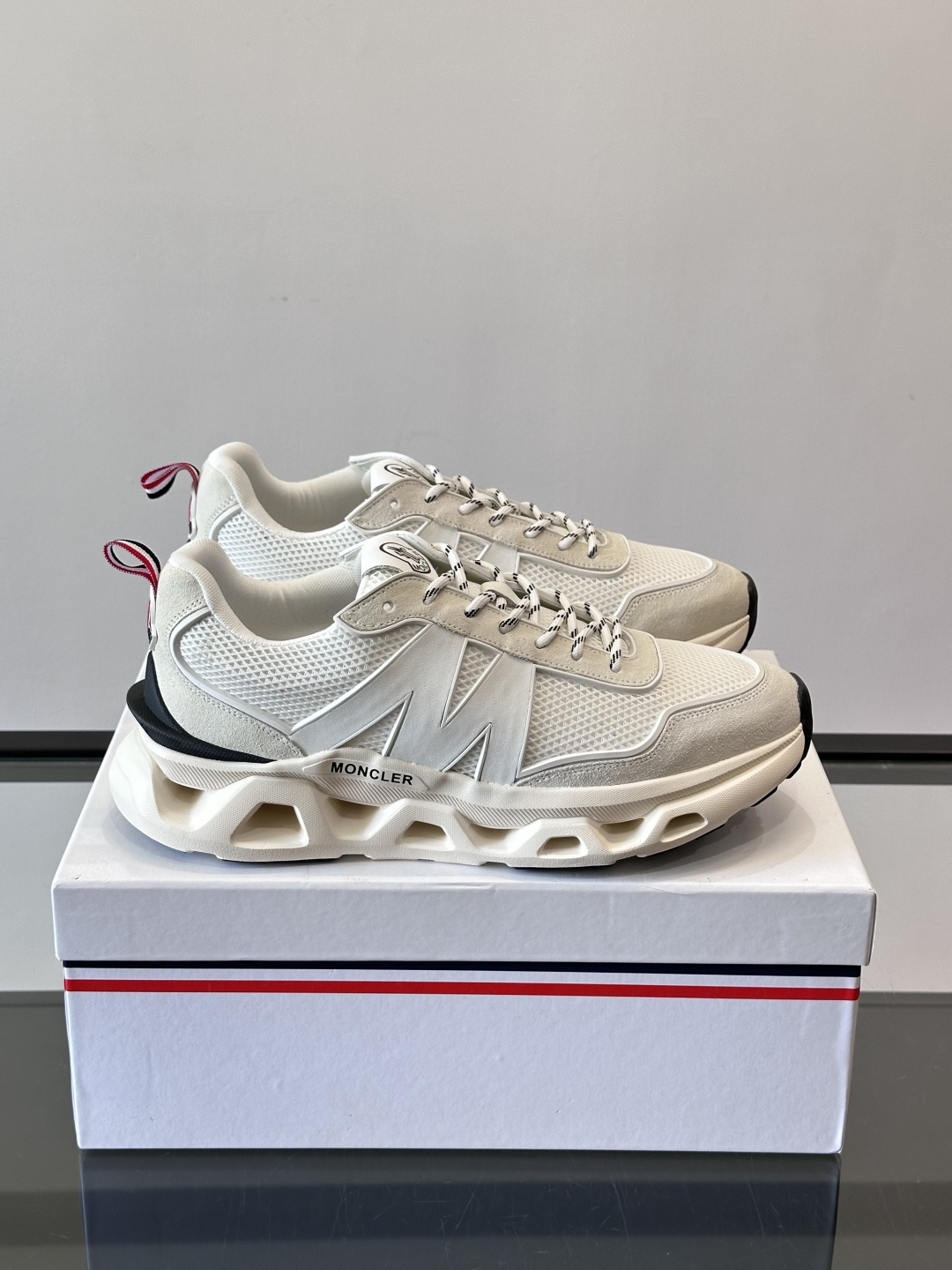 Moncler这款运动鞋采用撞色设计，鞋面网布➕牛皮革拼接，透气又有支撑力。侧面大“M”标志超有辨识度，