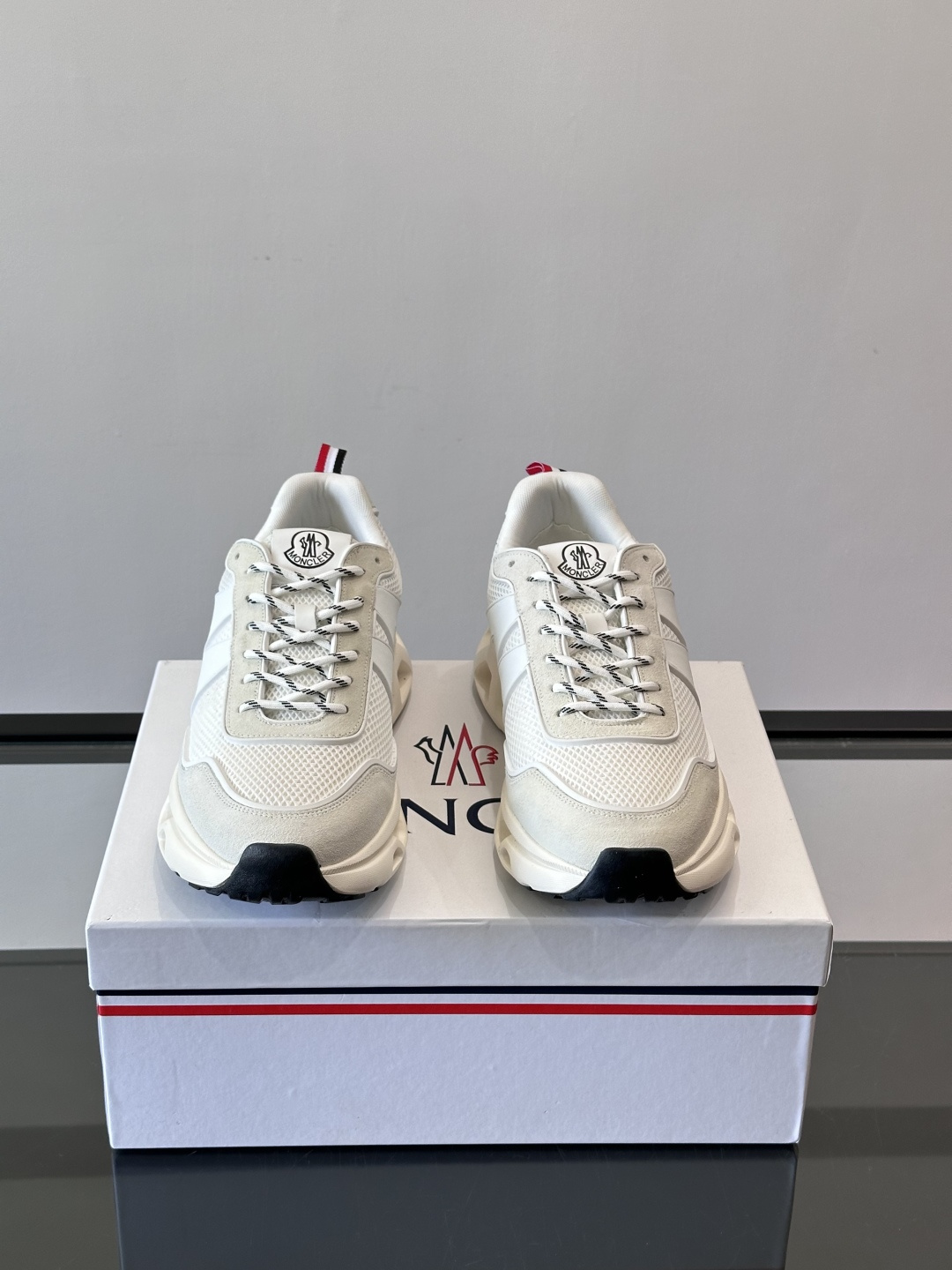 Moncler这款运动鞋采用撞色设计，鞋面网布➕牛皮革拼接，透气又有支撑力。侧面大“M”标志超有辨识度，