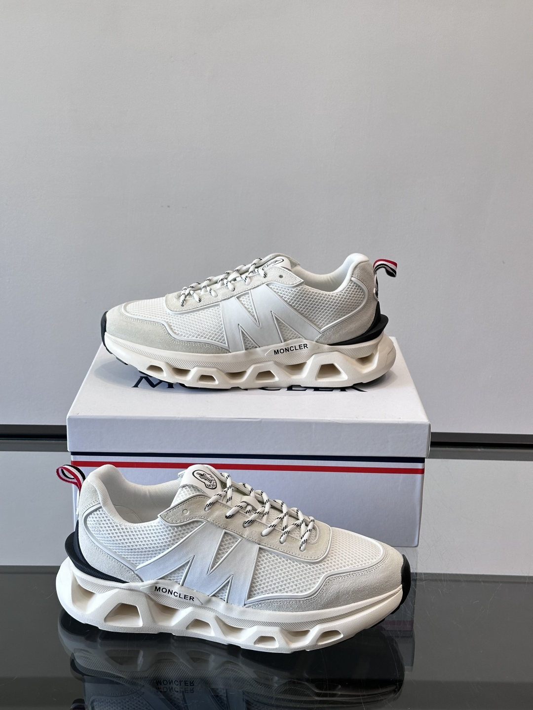 Moncler这款运动鞋采用撞色设计，鞋面网布➕牛皮革拼接，透气又有支撑力。侧面大“M”标志超有辨识度，