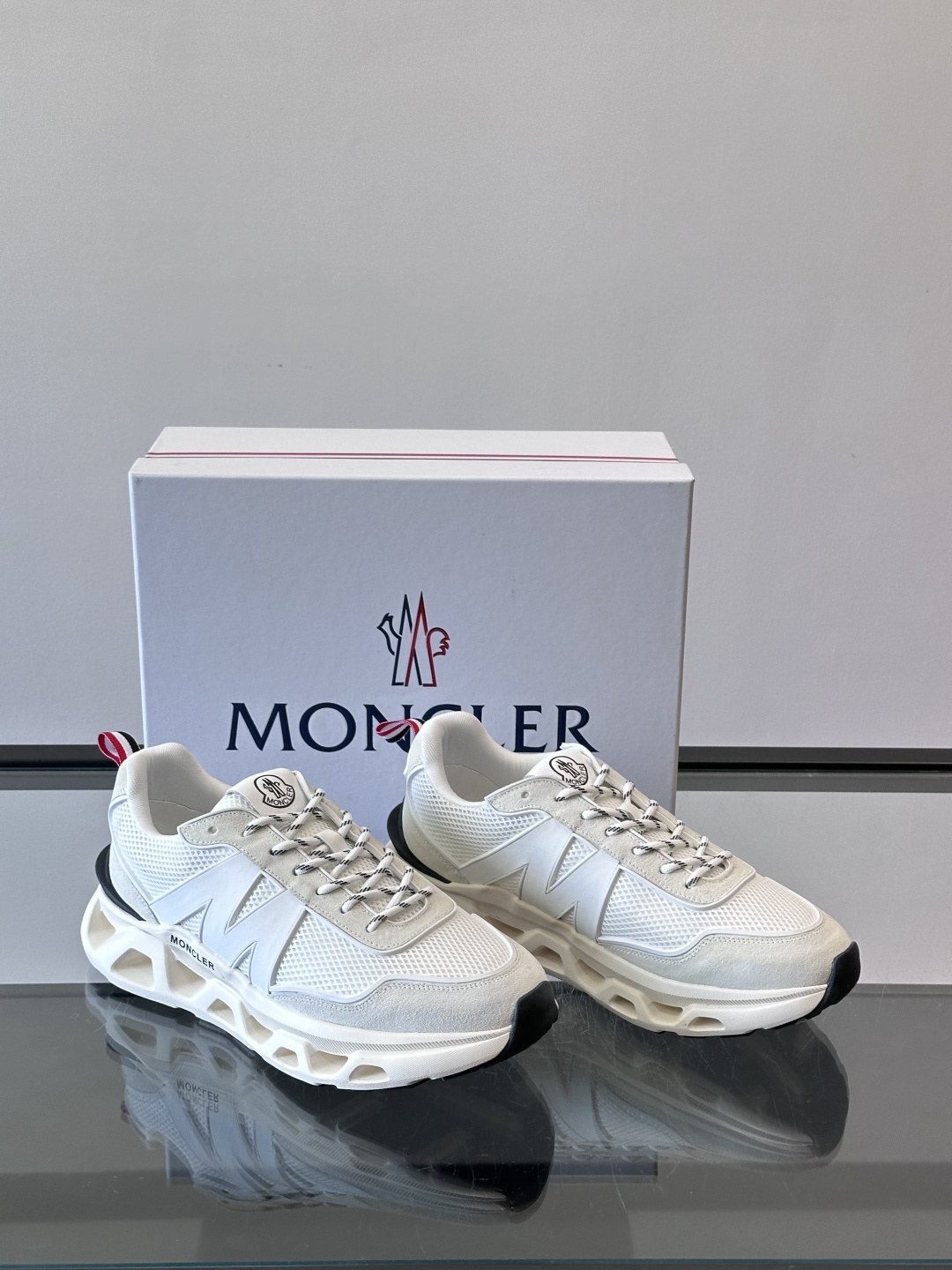 Moncler这款运动鞋采用撞色设计，鞋面网布➕牛皮革拼接，透气又有支撑力。侧面大“M”标志超有辨识度，