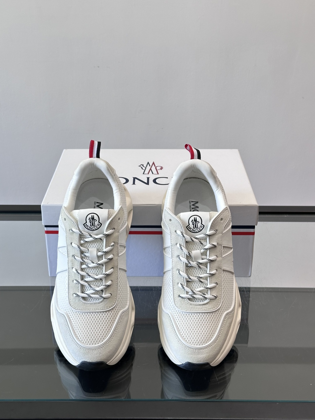 Moncler这款运动鞋采用撞色设计，鞋面网布➕牛皮革拼接，透气又有支撑力。侧面大“M”标志超有辨识度，