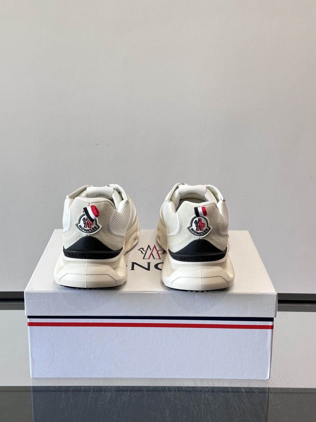 Moncler这款运动鞋采用撞色设计，鞋面网布➕牛皮革拼接，透气又有支撑力。侧面大“M”标志超有辨识度，