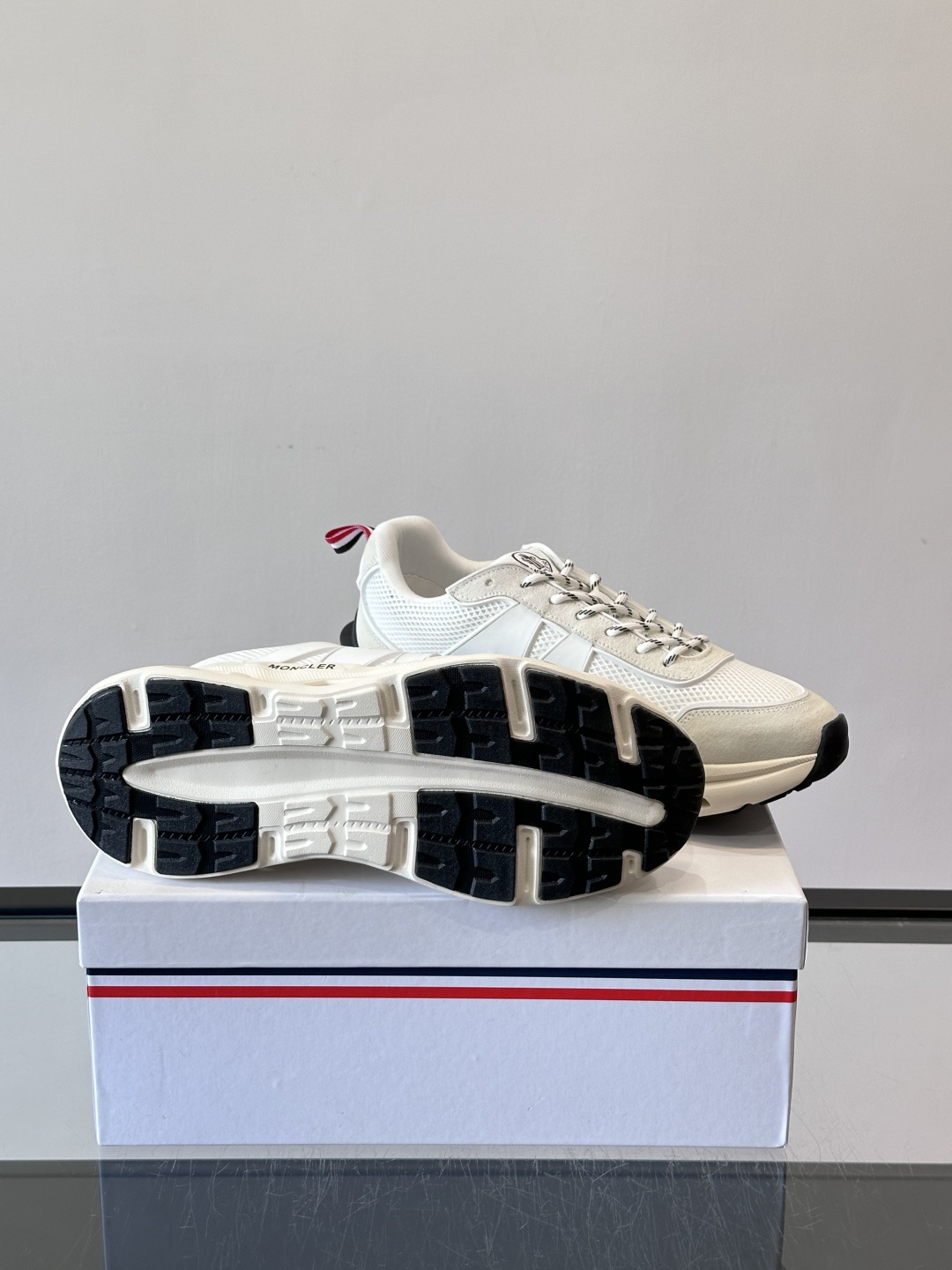 Moncler这款运动鞋采用撞色设计，鞋面网布➕牛皮革拼接，透气又有支撑力。侧面大“M”标志超有辨识度，