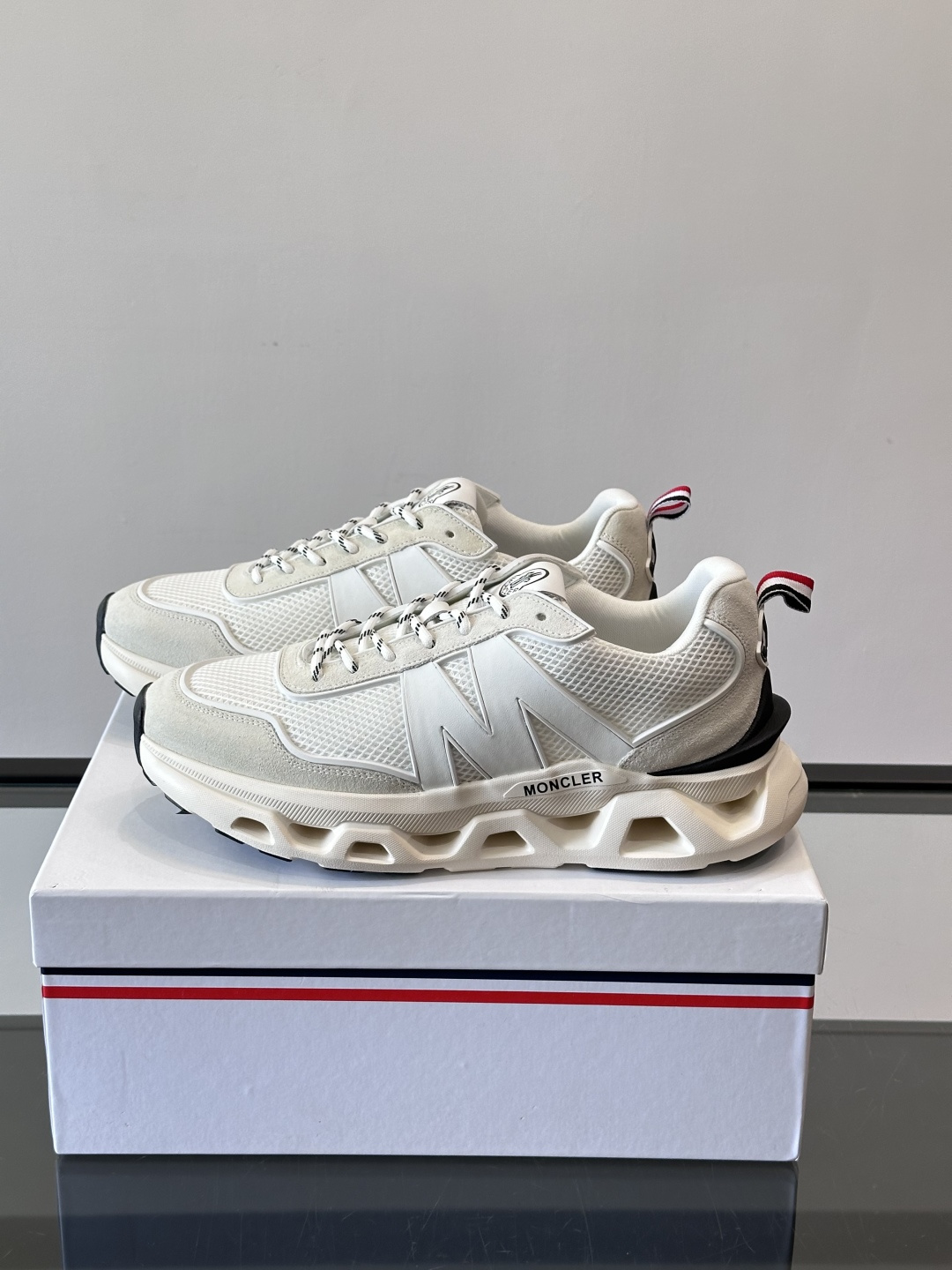 Moncler这款运动鞋采用撞色设计，鞋面网布➕牛皮革拼接，透气又有支撑力。侧面大“M”标志超有辨识度，