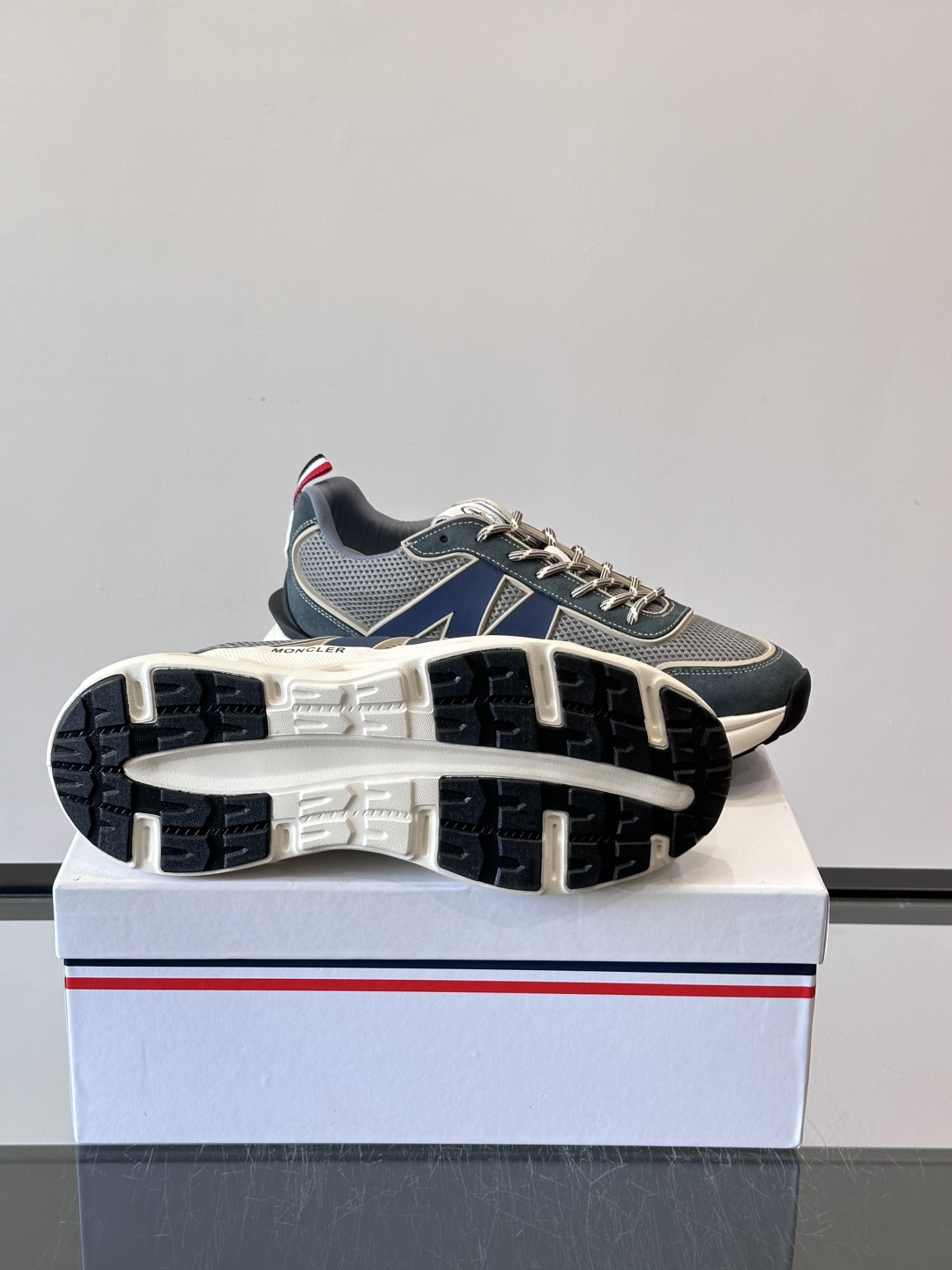 Moncler这款运动鞋采用撞色设计，鞋面网布➕牛皮革拼接，透气又有支撑力。侧面大“M”标志超有辨识度，