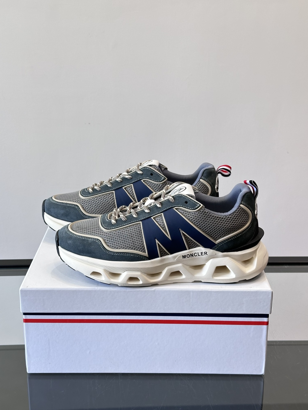 Moncler这款运动鞋采用撞色设计，鞋面网布➕牛皮革拼接，透气又有支撑力。侧面大“M”标志超有辨识度，
