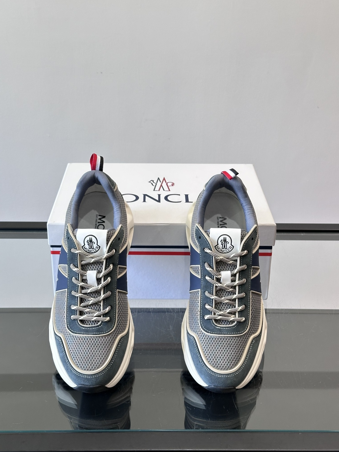 Moncler这款运动鞋采用撞色设计，鞋面网布➕牛皮革拼接，透气又有支撑力。侧面大“M”标志超有辨识度，