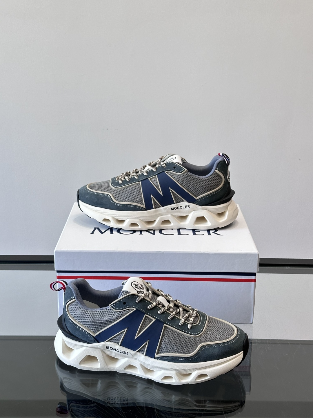 Moncler这款运动鞋采用撞色设计，鞋面网布➕牛皮革拼接，透气又有支撑力。侧面大“M”标志超有辨识度，