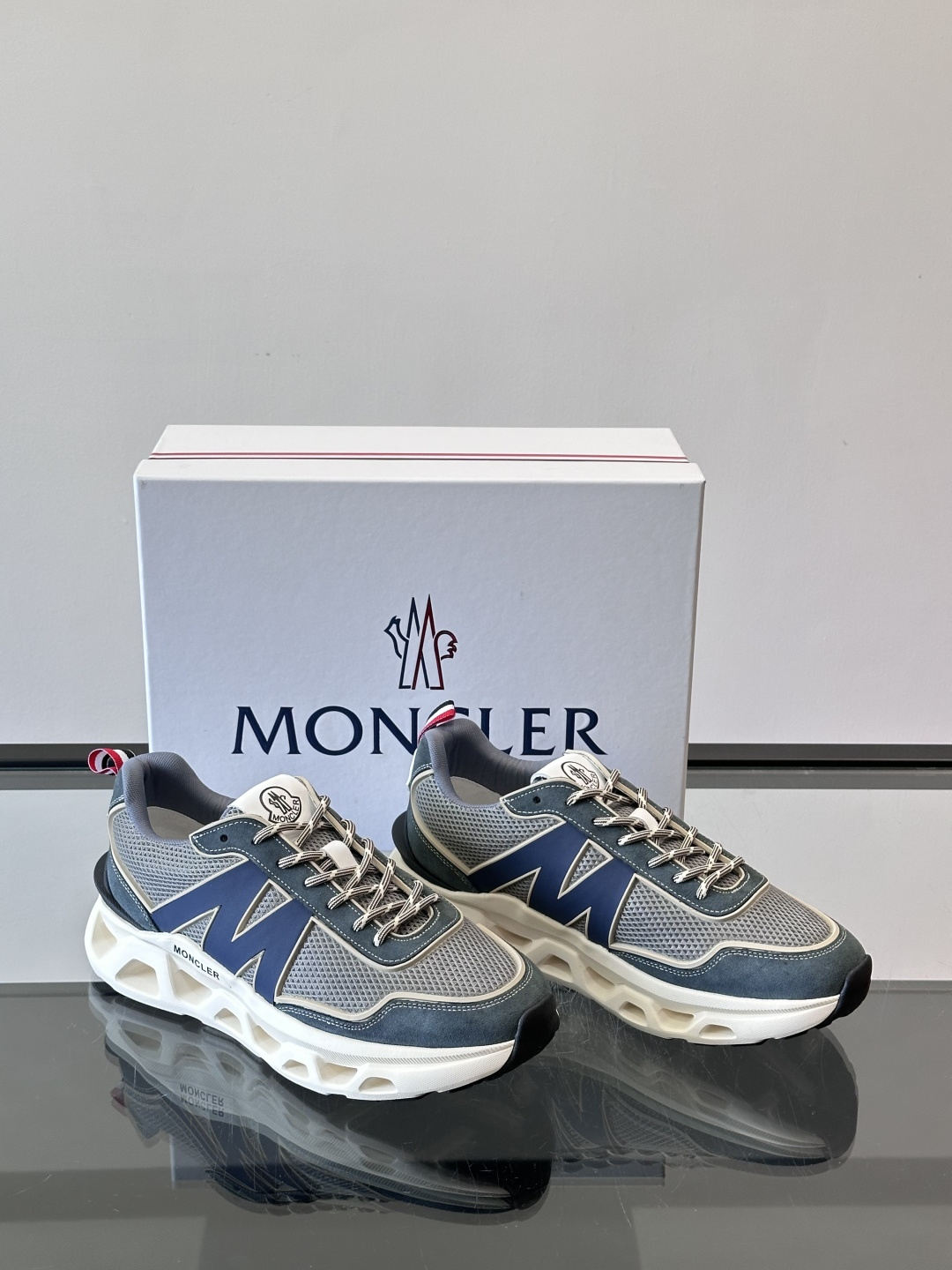 Moncler这款运动鞋采用撞色设计，鞋面网布➕牛皮革拼接，透气又有支撑力。侧面大“M”标志超有辨识度，