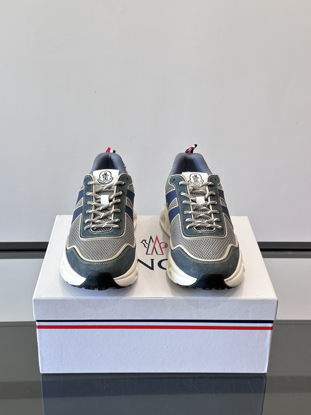 Moncler这款运动鞋采用撞色设计，鞋面网布➕牛皮革拼接，透气又有支撑力。侧面大“M”标志超有辨识度，