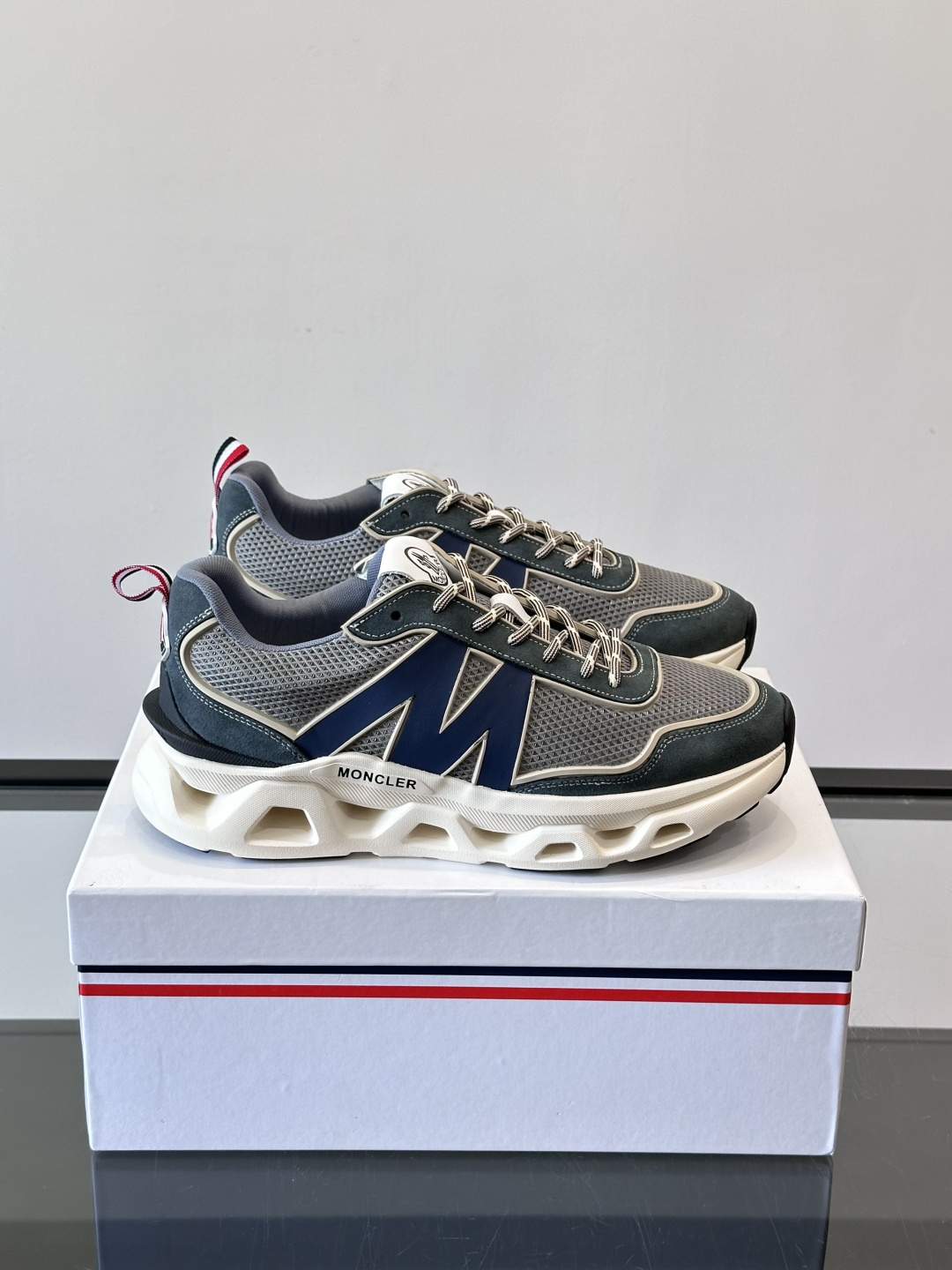 Moncler这款运动鞋采用撞色设计，鞋面网布➕牛皮革拼接，透气又有支撑力。侧面大“M”标志超有辨识度，