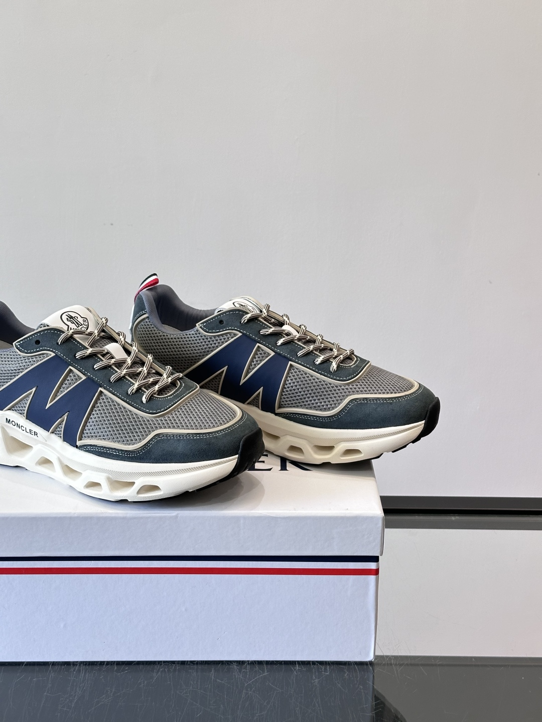 Moncler这款运动鞋采用撞色设计，鞋面网布➕牛皮革拼接，透气又有支撑力。侧面大“M”标志超有辨识度，