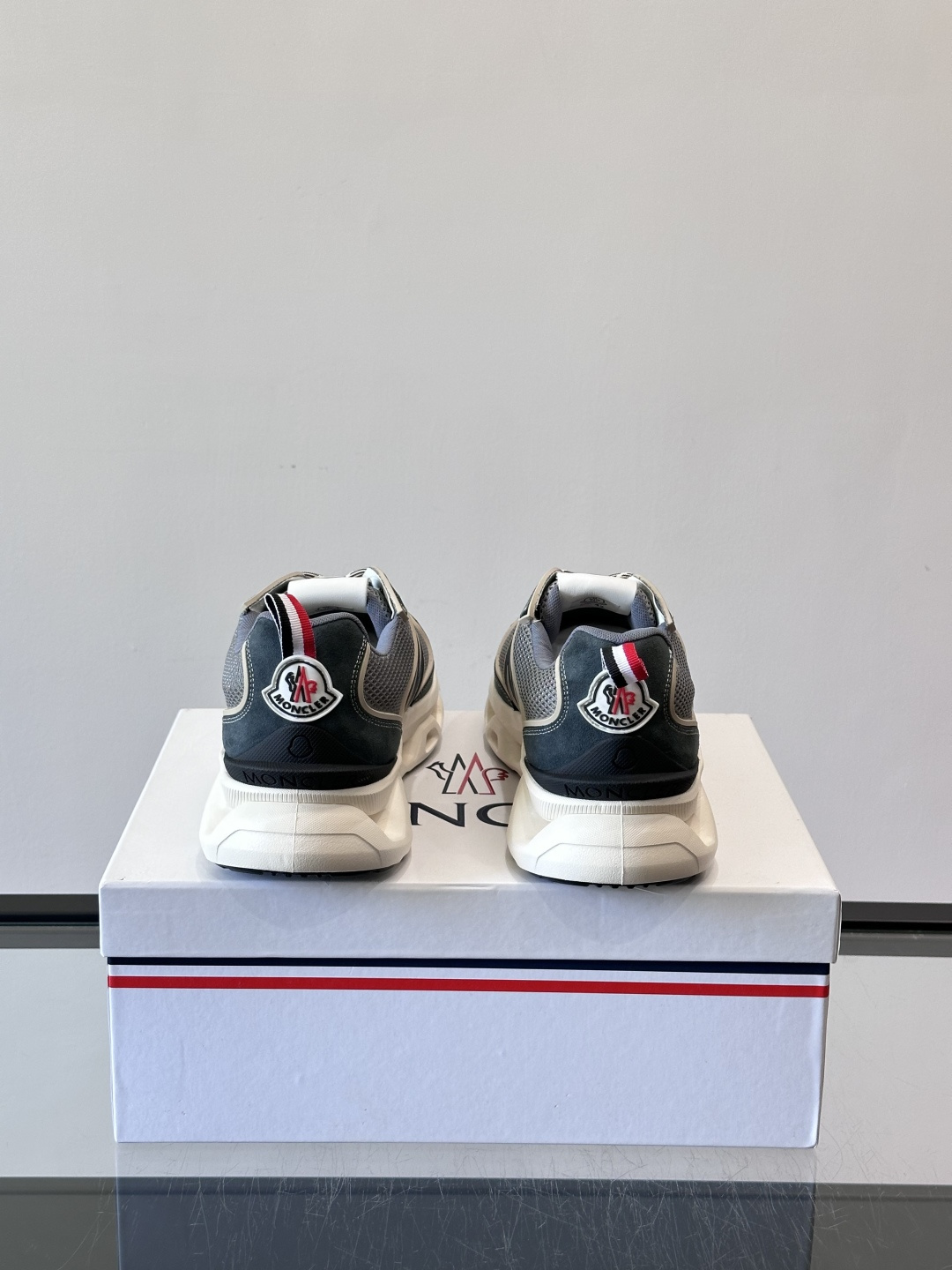 Moncler这款运动鞋采用撞色设计，鞋面网布➕牛皮革拼接，透气又有支撑力。侧面大“M”标志超有辨识度，