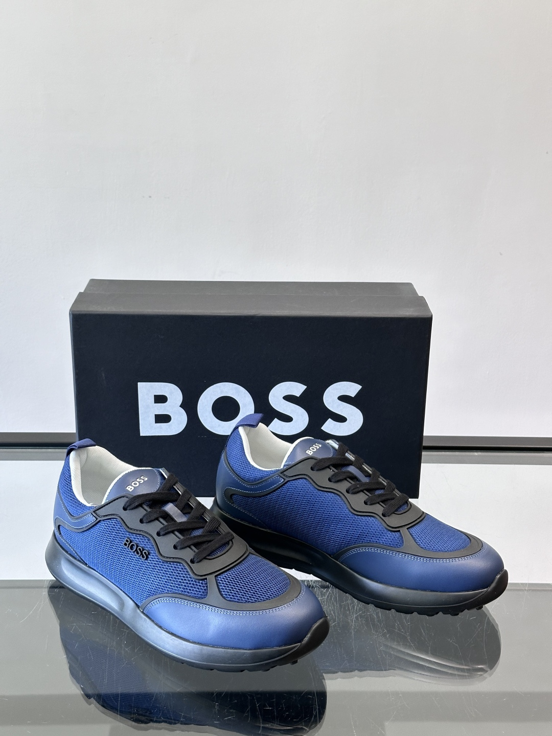 Boss男士休闲运动鞋，原版开模，头层牛皮材质，透气小牛皮内里，上脚柔软舒适 TPU大底脚感轻便！siz