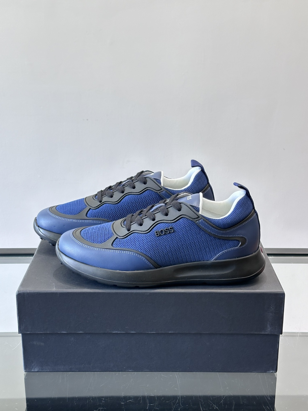 Boss男士休闲运动鞋，原版开模，头层牛皮材质，透气小牛皮内里，上脚柔软舒适 TPU大底脚感轻便！siz