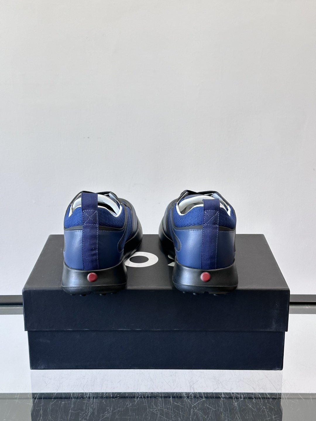 Boss男士休闲运动鞋，原版开模，头层牛皮材质，透气小牛皮内里，上脚柔软舒适 TPU大底脚感轻便！siz