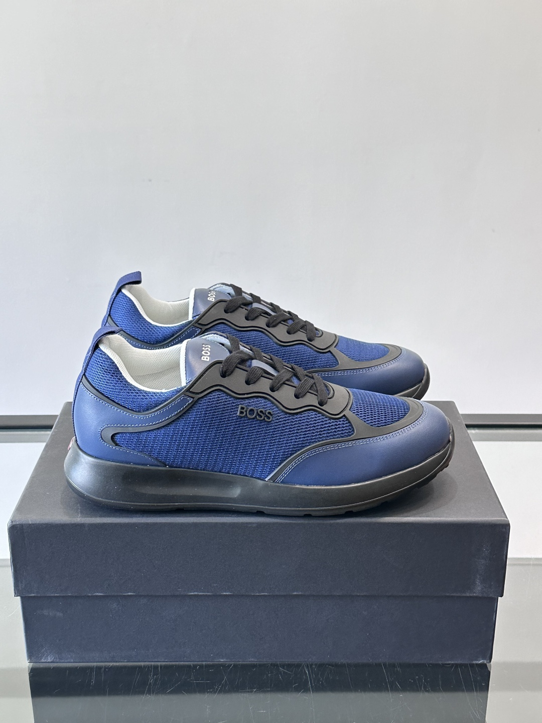 Boss男士休闲运动鞋，原版开模，头层牛皮材质，透气小牛皮内里，上脚柔软舒适 TPU大底脚感轻便！siz