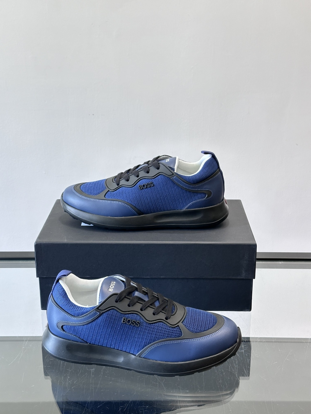 Boss男士休闲运动鞋，原版开模，头层牛皮材质，透气小牛皮内里，上脚柔软舒适 TPU大底脚感轻便！siz
