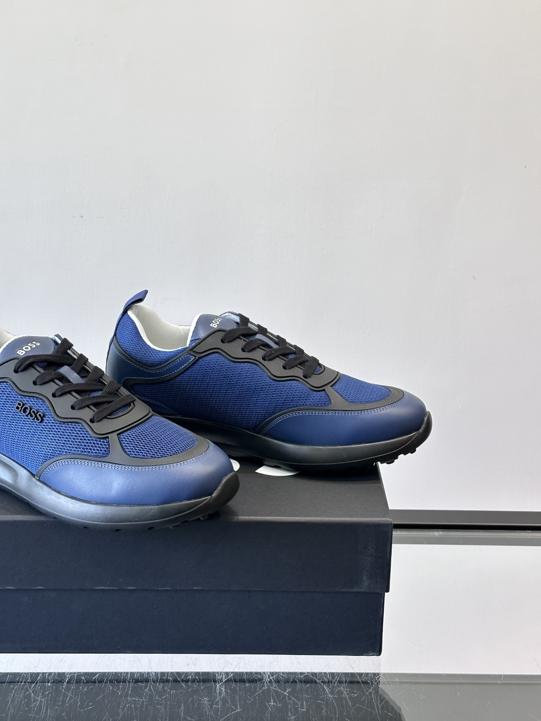 Boss男士休闲运动鞋，原版开模，头层牛皮材质，透气小牛皮内里，上脚柔软舒适 TPU大底脚感轻便！siz