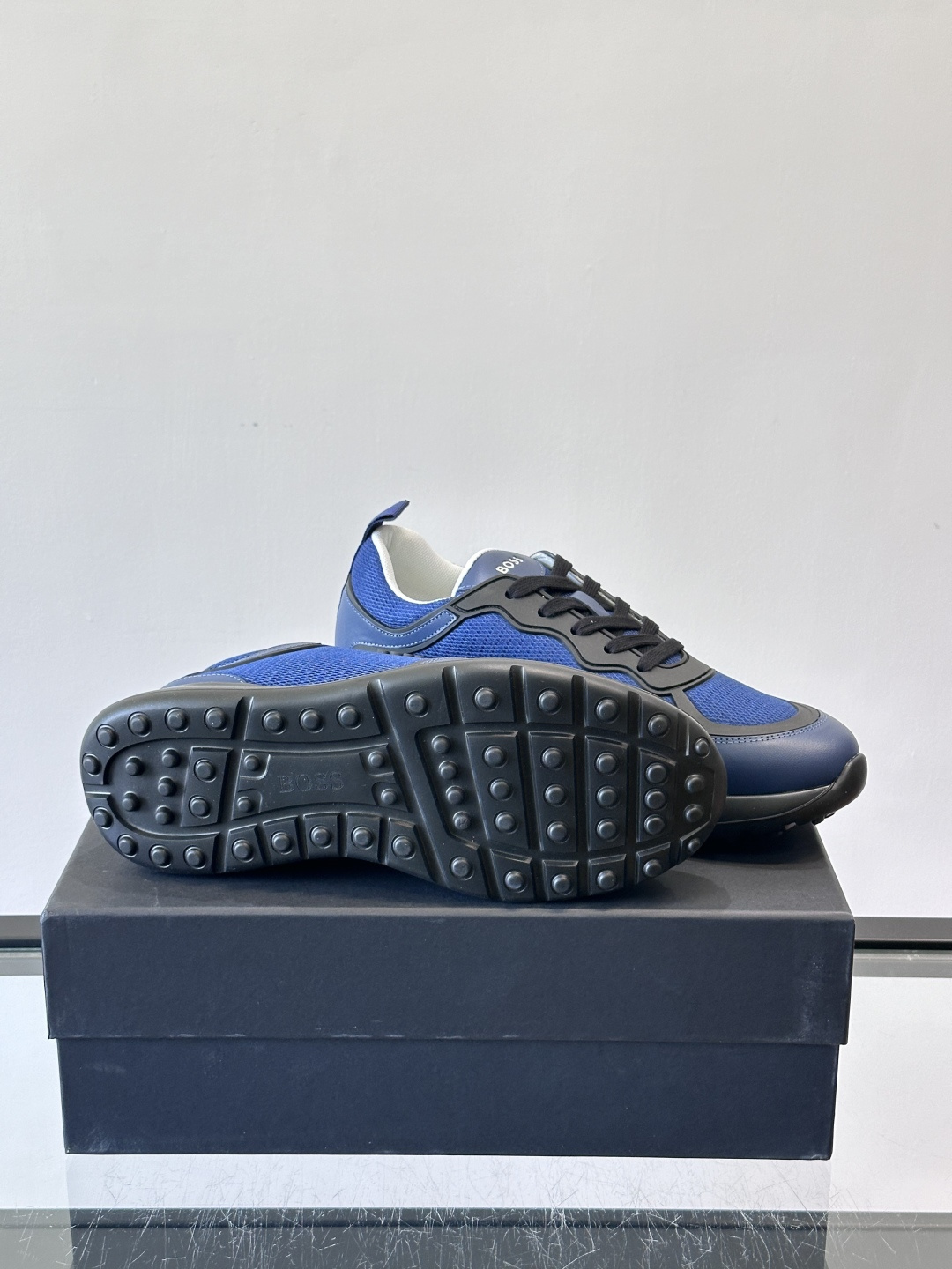 Boss男士休闲运动鞋，原版开模，头层牛皮材质，透气小牛皮内里，上脚柔软舒适 TPU大底脚感轻便！siz