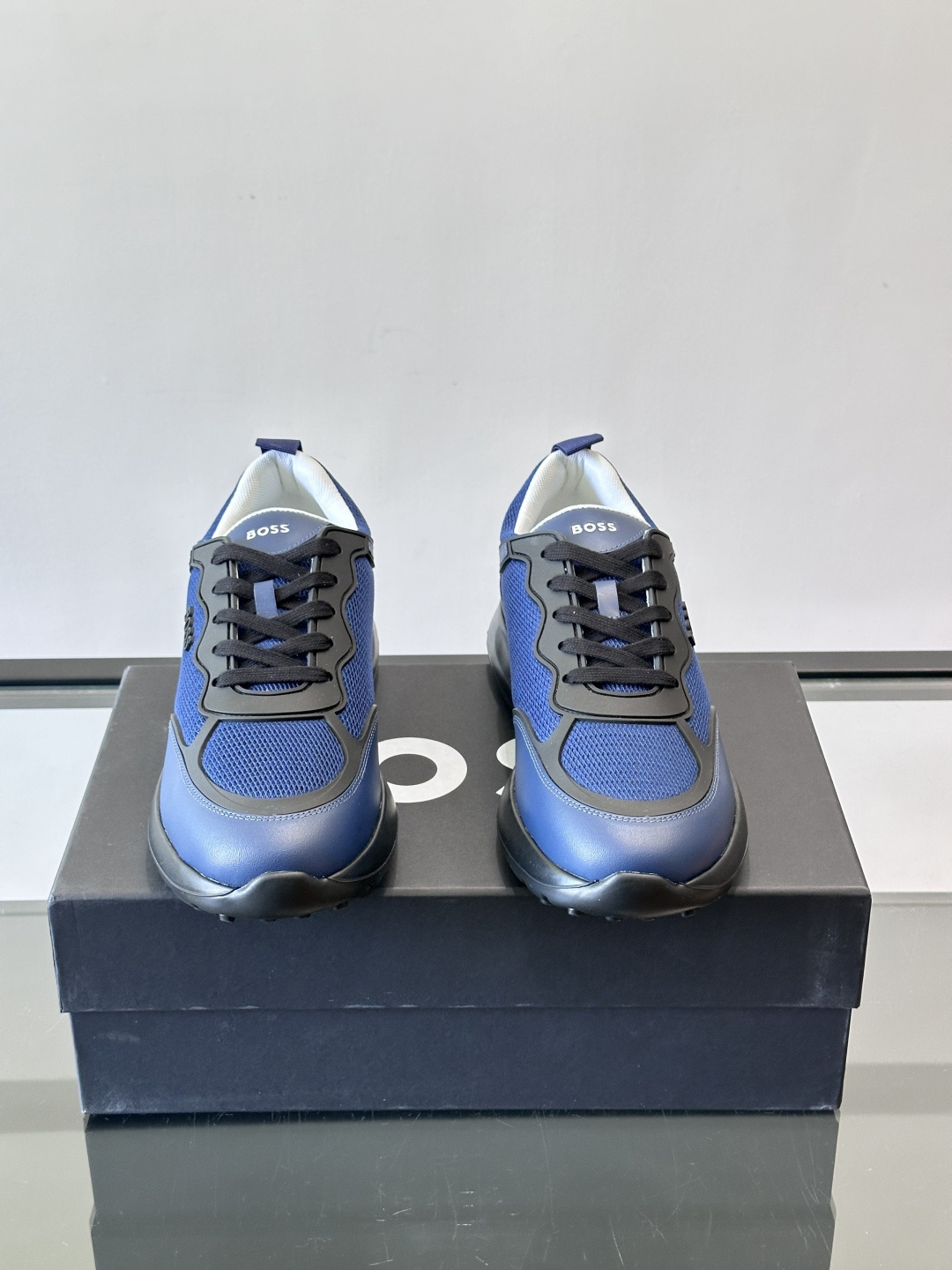 Boss男士休闲运动鞋，原版开模，头层牛皮材质，透气小牛皮内里，上脚柔软舒适 TPU大底脚感轻便！siz