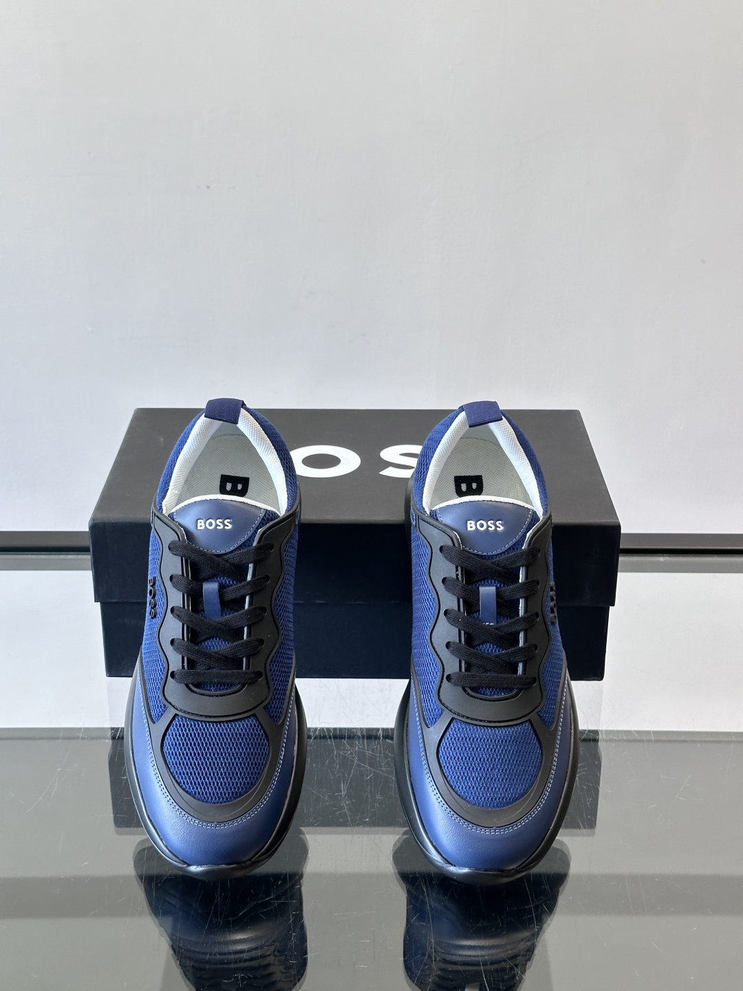Boss男士休闲运动鞋，原版开模，头层牛皮材质，透气小牛皮内里，上脚柔软舒适 TPU大底脚感轻便！siz