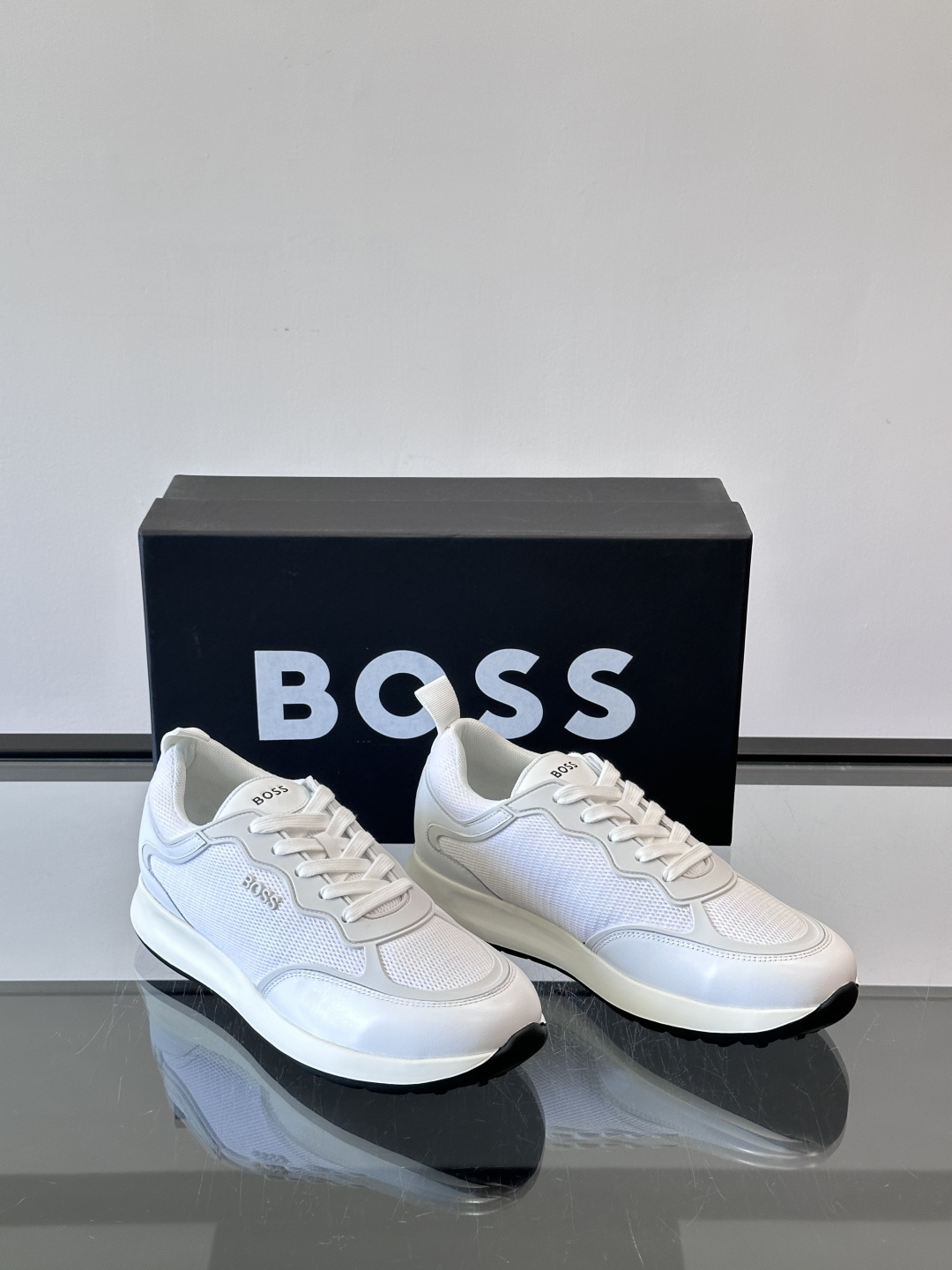 Boss男士休闲运动鞋，原版开模，头层牛皮材质，透气小牛皮内里，上脚柔软舒适 TPU大底脚感轻便！siz