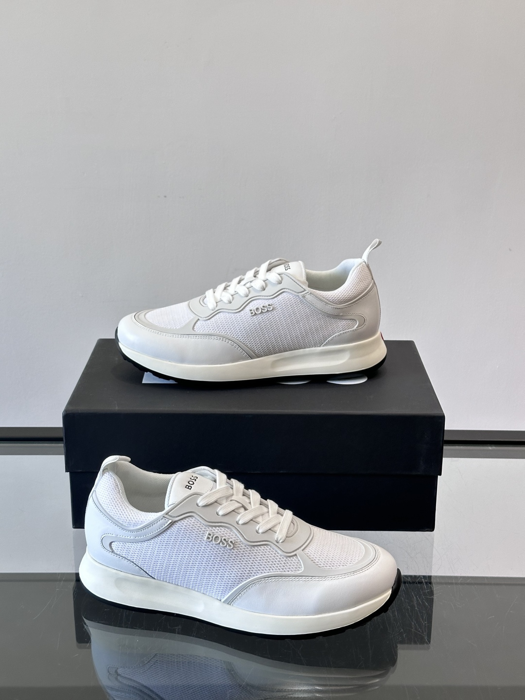 Boss男士休闲运动鞋，原版开模，头层牛皮材质，透气小牛皮内里，上脚柔软舒适 TPU大底脚感轻便！siz
