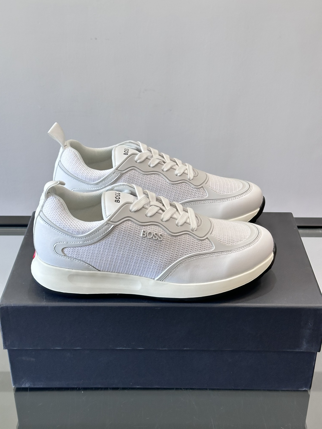 Boss男士休闲运动鞋，原版开模，头层牛皮材质，透气小牛皮内里，上脚柔软舒适 TPU大底脚感轻便！siz