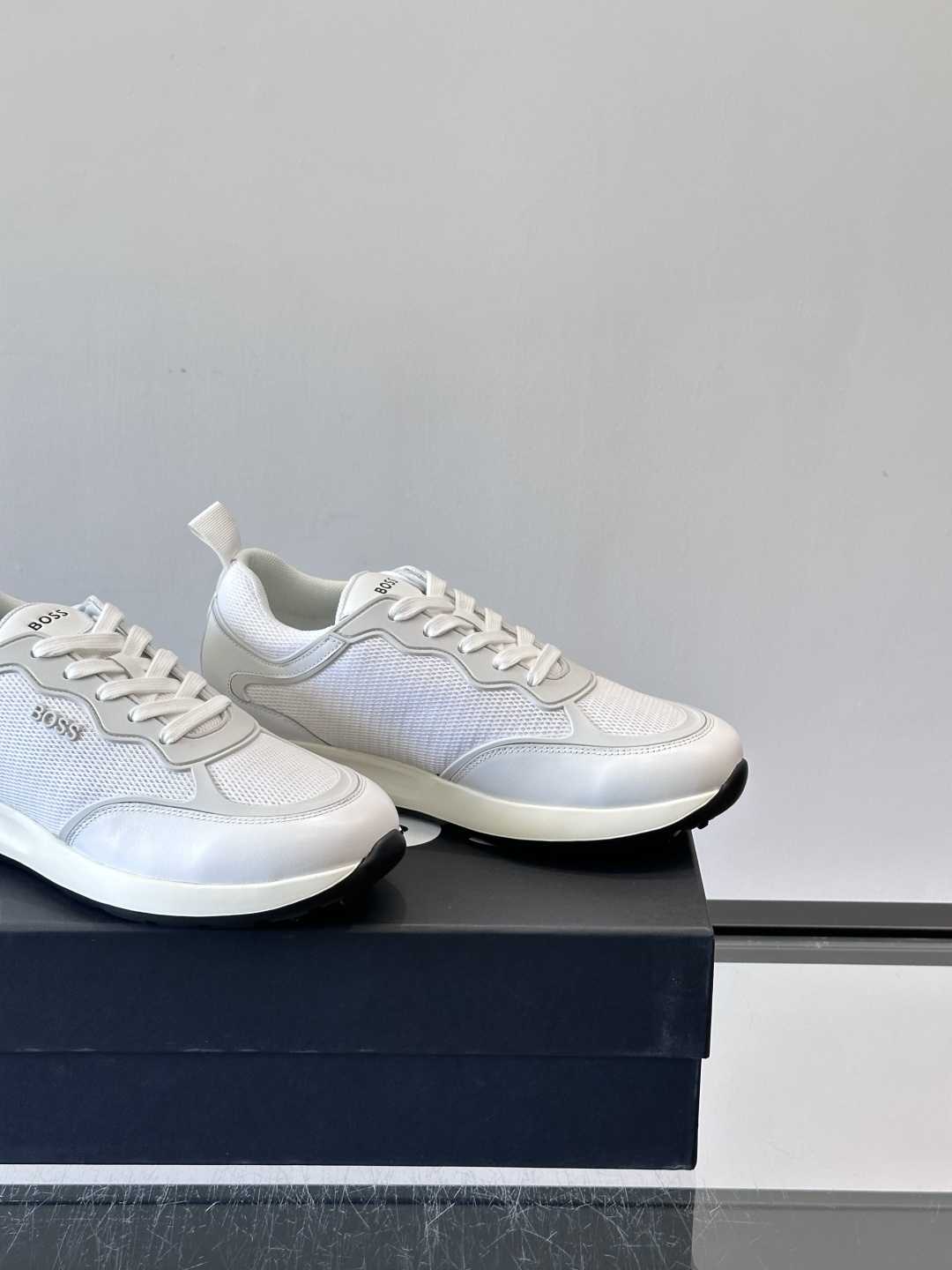 Boss男士休闲运动鞋，原版开模，头层牛皮材质，透气小牛皮内里，上脚柔软舒适 TPU大底脚感轻便！siz