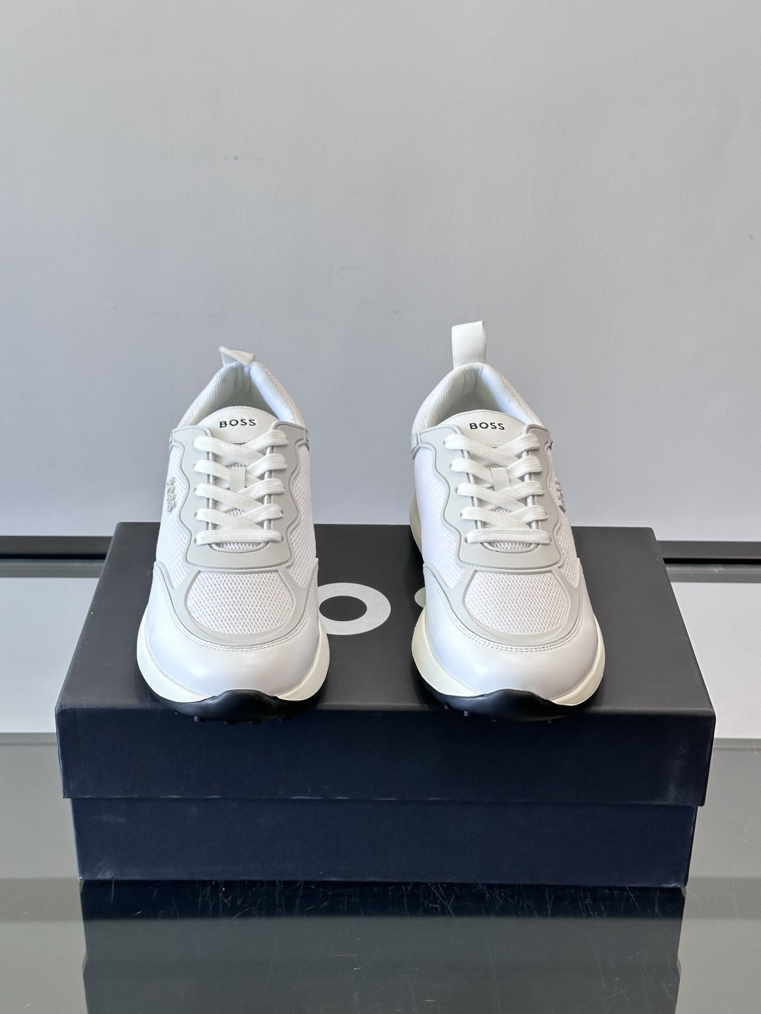 Boss男士休闲运动鞋，原版开模，头层牛皮材质，透气小牛皮内里，上脚柔软舒适 TPU大底脚感轻便！siz